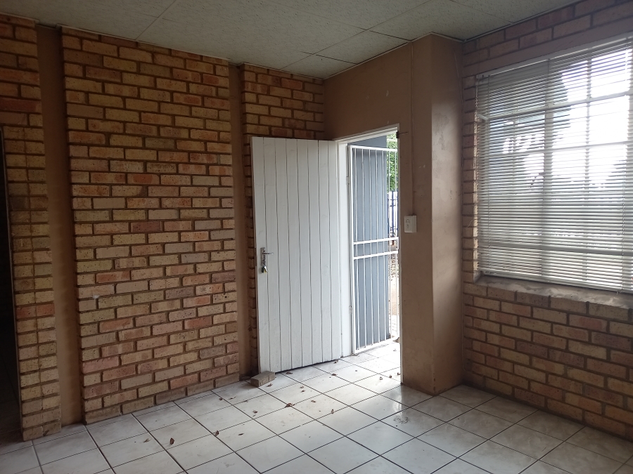 To Let commercial Property for Rent in Oos Einde North West